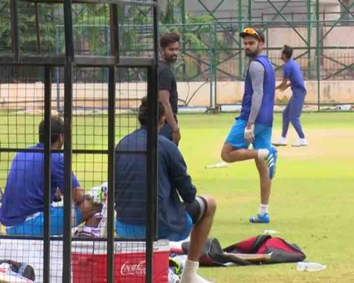 विराटची स्टाइलही वेगळी आहे. तो सतत हेअर स्टाइल बदलत असतो. कधीकधी तर तो उन्हाळ्यांच्या दिवसातही स्वेटर घातलेला दिसतो.