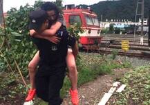 बॉयफ्रेंडला पाहण्यासाठी मुलीची चालत्या ट्रेनमधून उडी