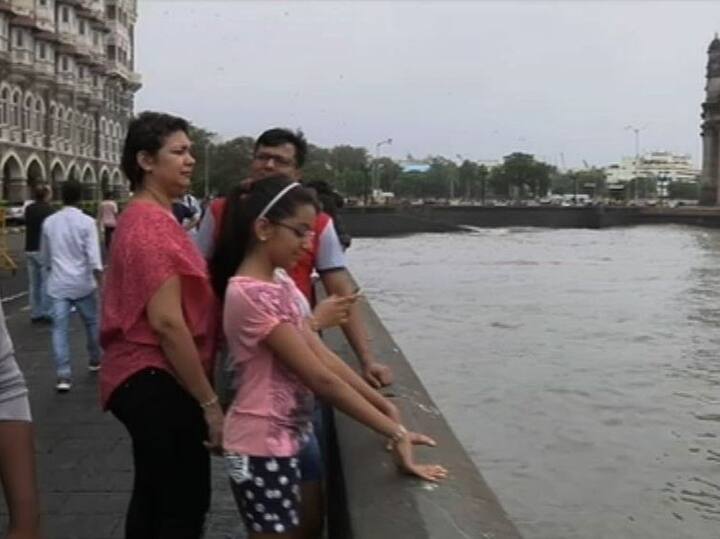 रविवार असल्यामुळे या लाटा डोळ्यात टिपण्यासाठी मुंबईकरांनी समुद्रकिनारी सकाळपासूनच गर्दी केली आहे.