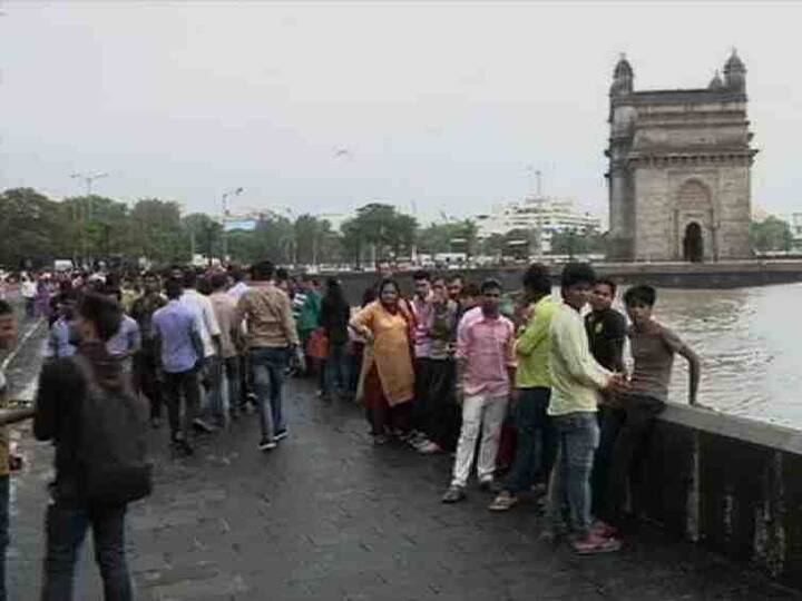 आज सकाळपासूनच गेट वे ऑफ इंडिया, मरिन ड्राईव्ह या ठिकाणी पर्यटकांची गर्दी पाहायला मिळत आहे.