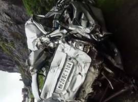 10 Injured In Kasara Ghat Accident कसारा घाटात पर्यटकांच्या गाडीला ट्रकची धडक, 10 जखमी