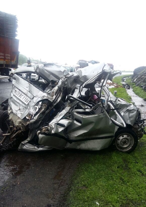 या अपघातात परभणीचे 10 जण जखमी झाल्याची माहिती आहे. कसारा घाटातील सायरी खिंड येथे हा अपघात झाला.