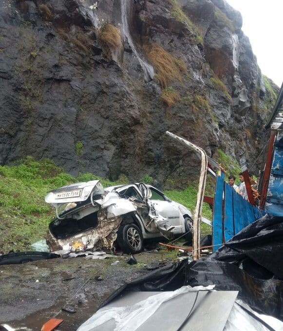घाटात धोकादायक वळणांवर वाहने थांबतात, त्यामुळे असे अपघात होण्याचे प्रकार घडत आहेत.