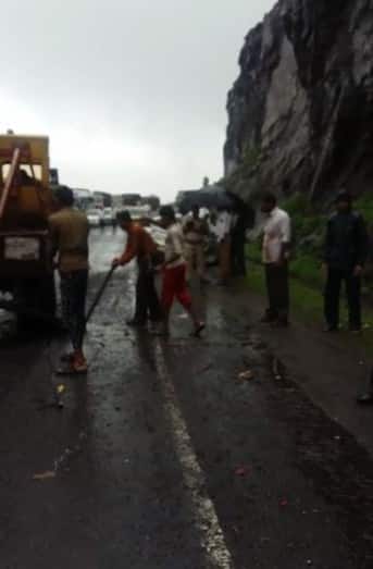 पावसाचा आनंद घेण्याचा मोह पर्यटकांच्या जीवावर बेतला आहे.