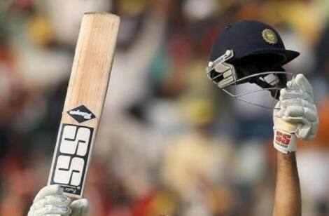 प्रथम श्रेणी क्रिकेटमध्ये एकमेव इनिंगमध्ये शतक लगावणाऱ्या 11 खेळाडूंमध्ये कपिलचा समावेश आहे.