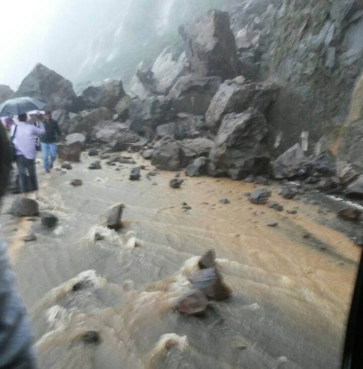 माळशेज घाटातील दोन्ही बाजूंची वाहतूक पुढील दोन दिवस बंद राहण्याची शक्यता आहे. 