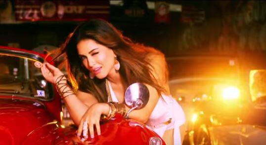 सनी हिंदीमधील अनेक शो देखील होस्ट करते. 