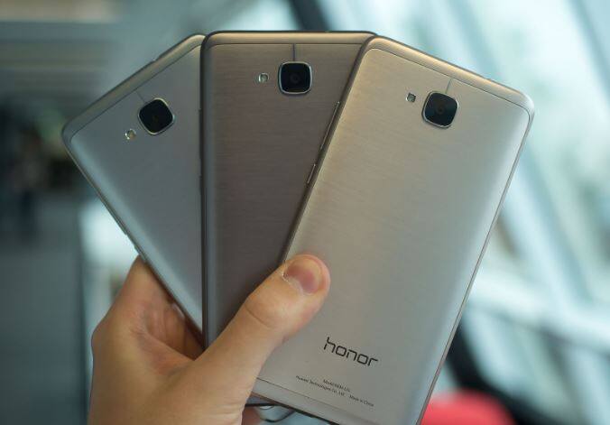 यामध्ये रियर १३ मेगापिक्सल तर ८ जीबी मेगापिक्सल फ्रंट फेसिंग कॅमेरा देण्यात आला आहे. Honor 5C अॅन्डरॉइड ६.० मार्शमैलो ऑपरेटिंग सिस्टिमसोबत येईल. कनेक्टिविटीसाठी ब्लूटूथ ४.१, वायफाय बी/जी/एन जीपीएस, ग्लोनाससारखे फिचर्स देण्यात आले आहेत. 3000mAhची बॅटरी या स्मार्टफोनला अधिकाधिक पॉवरफुल बनवते.