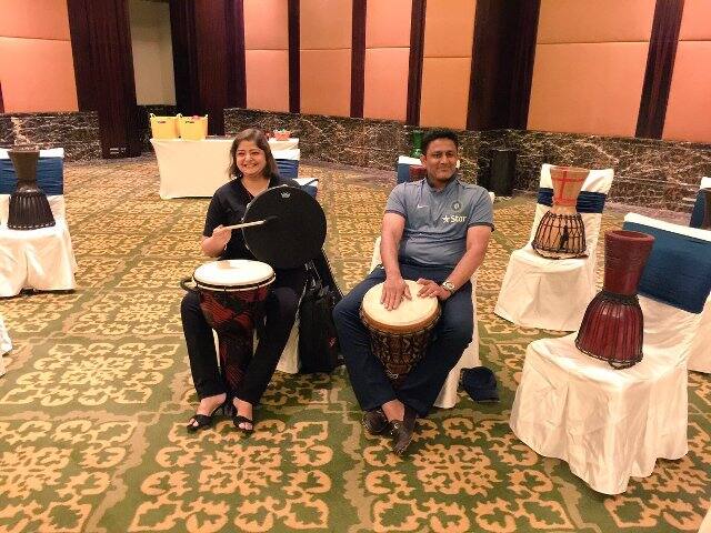 वसुंधरा यांच्यासोबत भारतीय संघानं मुझ्यिक सेशनची मजा घेतली. याचेच काही खास फोटो बीसीसीआयने अपलोड केले आहेत. 