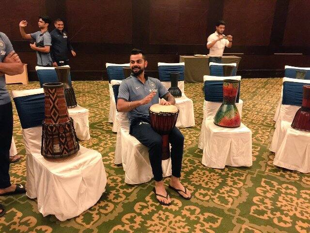 ड्रम वाजताना कर्णधार विराट कोहली 