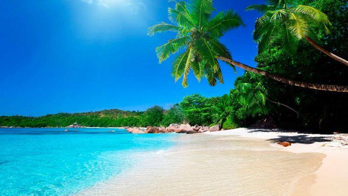 कोस्टा रिका: कोस्टा रिकाचं चलन हे कोलन आहे. 1 रुपया म्हणजेच 8.5 कोलन आहे. कोस्टा रिकामध्ये निसर्गानं मुक्तहस्ते उधळण केली असून इथं एकदा तरी भेट द्यायलाच हवी. बीच आणि हिरवाईनं नटलेला परिसर तुम्हाला नक्कीच भुरळ घालेल. 