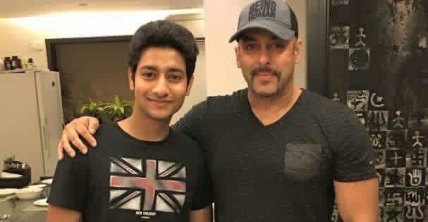 मात्र आकाश आणि सलमानच्या भेटीचा हा फोटो चांगलाच व्हायरल होत आहे. 