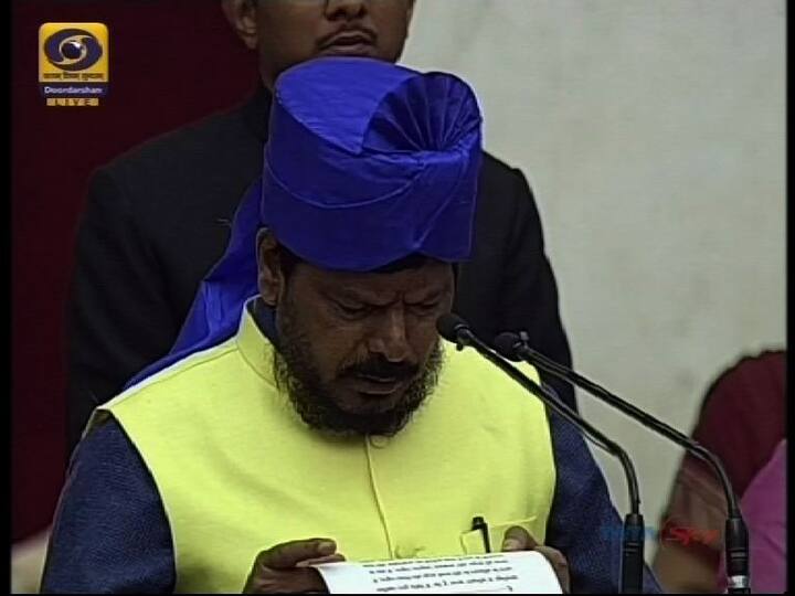 शपथ वाचताना आठवले स्वत:चं नावच घेण्यास विसरले.