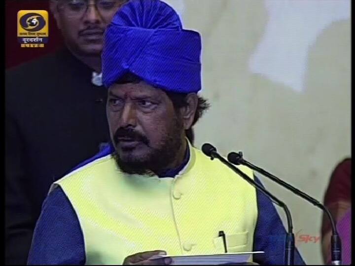 यानंतरही शपथेचा पूर्ण मायना वाचताना आठवले अडखळत होते. त्यावेळी राष्ट्रपती त्यांना शपथ वाचण्यास मदत करत होते.