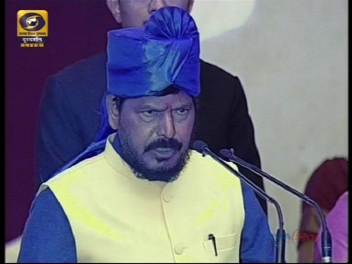 या शपथविधीसाठी आठवलेंनी डोक्यावर निळा फेटा बांधला होता.