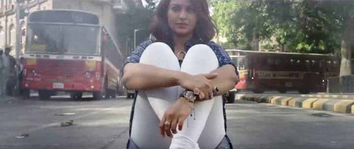 सोनाक्षीला आतापर्यंत ग्लॅमरस किंवा गंभीर व्यक्तिरेखेत पाहिलं आहे. पण 'अकीरा'मध्ये ती गुंड आणि भ्रष्ट पोलिसांना मारहाण करताना दिसेल.