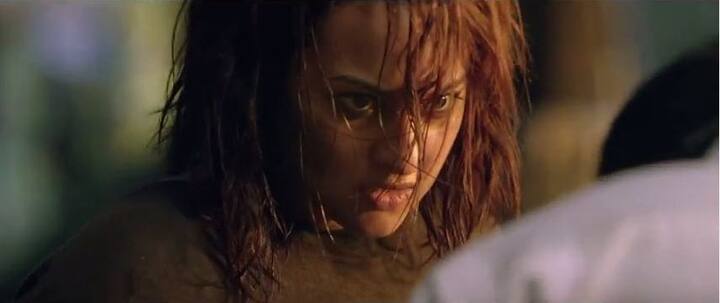 या सिनेमात सोनाक्षी सिन्हा, अनुराग कश्यप, कोंकणा सेन शर्मासह मराठी कलाकारांचाही भरणा आहे. स्मिता जयकर, अतुल कुलकर्णी, नंदू माधव, लोकेश गुप्ते, उदय सबनीस हे सिनेमात महत्त्वाच्या भूमिकेत आहेत.