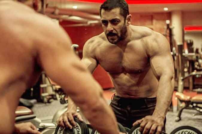 सलमानच्या 'प्रेम रतन धन पायो' या चित्रपटाने रिलीच्या पहिल्या दिवशीच रेकॉर्ड ब्रेक कमाई केली होती. या चित्रपटाने पहिल्या दिवशी ४०.३५ कोटींचा गल्ला गोळा केला होता. पण सुल्तानच्या हिट ट्रेलर मुळे या चित्रपटाचा रेकॉर्ड तोडण्याची शक्यता व्यक्त केली जात आहे.