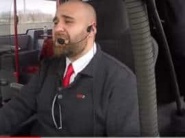 जेव्हा लंडनचा बस ड्रायव्हर 'कलियोंका चमन' गातो Uk Bus Driver Belts Out Lata Mangeshkars Kaliyon Ka Chaman जेव्हा लंडनचा बस ड्रायव्हर 'कलियोंका चमन' गातो