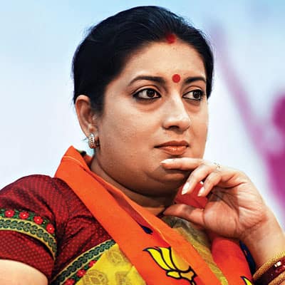 Union Minister Smriti Irani Gets Additional Charge Of Information And Broadcasting Ministry Latest Update व्यंकय्या नायडूंचं माहिती आणि प्रसारण मंत्रालय स्मृती इराणींकडे