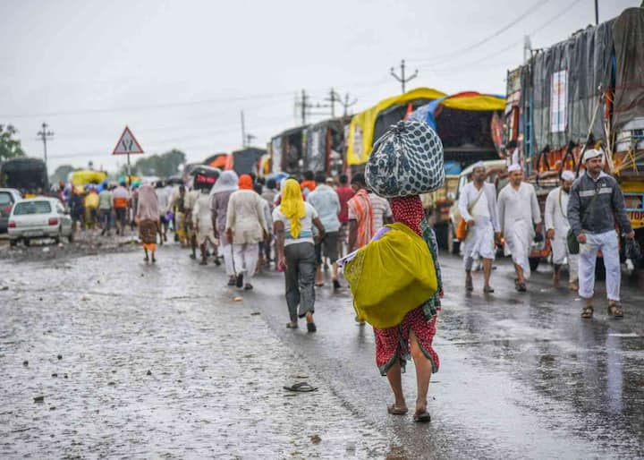 अगदी देहभान विसरुन लहान-थोर वारकरी पंढरीचा मार्ग धरतात. (फोटो सौजन्य: गोविंद शेळके)