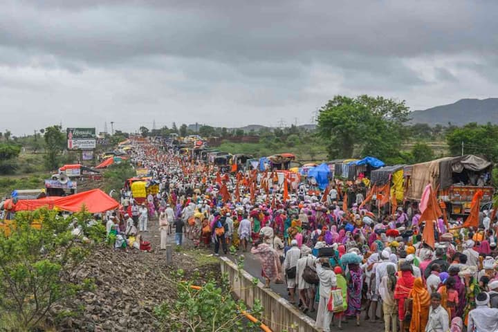 विठू नामाचा जयघोष करत तुकोबा आणि ज्ञानोबाची पालखी पंढरीच्या दिशेनं मार्गस्थ होते. (फोटो सौजन्य: गोविंद शेळके)
