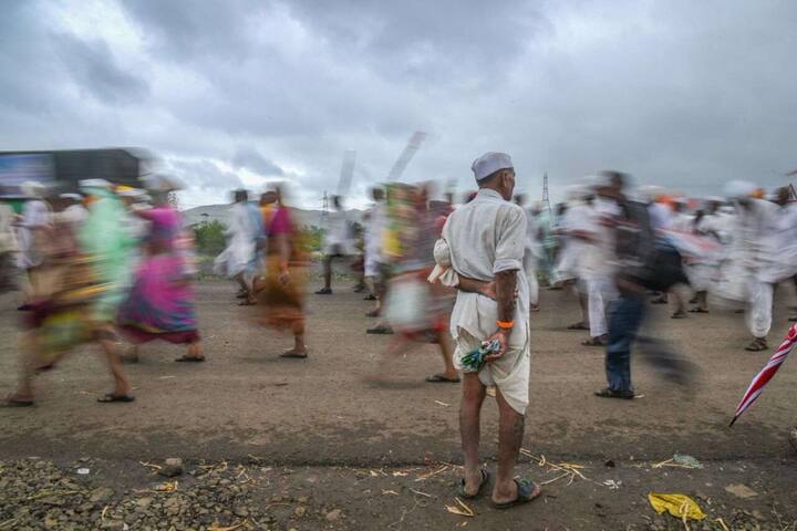 महाराष्ट्रात दर वर्षी पंढरीच्या दर्शनासाठी लोखो भाविक पायी चालत जातात.. अनेक पालख्या निघतात.. वारीत भाविक आपली जात, आपला धर्म आपली स्वतःची ओळख दूर सारून तलीन होऊन एका सुरात पंढरीचा धावा करतांना दिसतात. (फोटो सौजन्य: गोविंद शेळके)