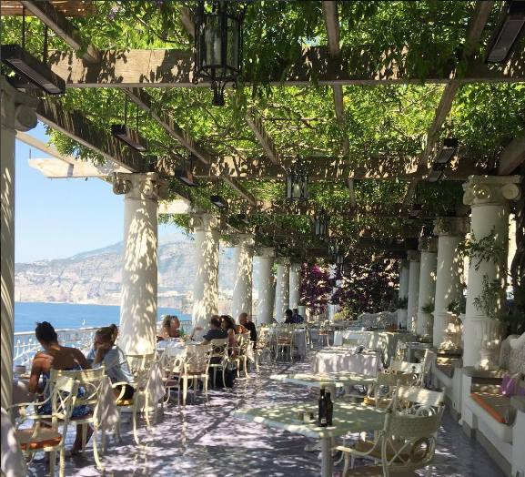  असीन सध्या इटलीमध्ये सुट्टी एन्जॉय करत असून तिने आपले हे फोटो इंस्टाग्रामवर अपलोड केले आहेत. 