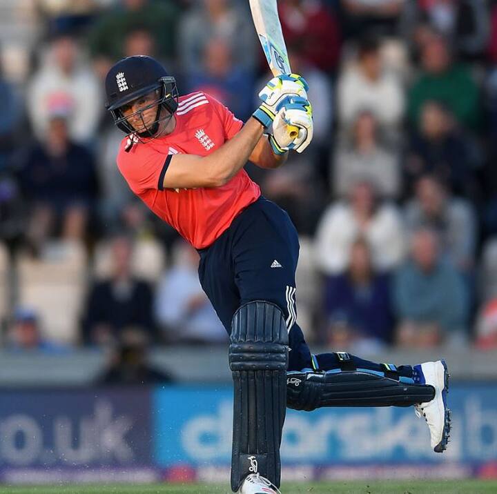 बटलरनं सलामीवीर म्हणून फलंदाजी करताना 76 धावांची खेळी केली. याआधी इंग्लंडकडून सलामीवीर जेम्स विन्सनं मागील वर्षी शारजामध्ये 46 धावांची खेळी केली होती. 