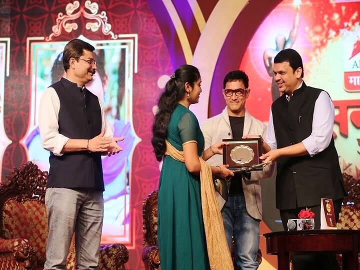 देशाचे रेल्वेमंत्री सुरेश प्रभू, मुख्यमंत्री देवेंद्र फडणवीस आणि अभिनेता आमीर खान यांच्या हस्ते 11 रत्नांचा सन्मान करण्यात आला.