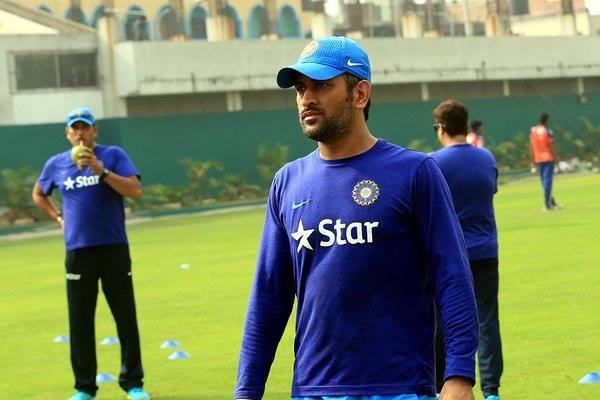 धोनी जरी हे कारण पुढे करत असला, तरी त्यामागे आणखी एक गुपित असल्याचं म्हटलं जातं. याला कारणीभूत आहे माहीचा बालमित्र कुलबिंदर. एका नेपाळी वॉचमनचा मुलगा कुलबिंदर हा धोनीचा शालेय वयातला बेस्ट फ्रेण्ड. त्याने धोनीचे गुण हेरले आणि क्रिकेटमध्ये पुढे जाण्यासाठी प्रोत्साहन दिलं.