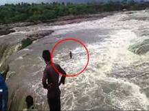 धबधब्यात चार तरुण वाहून गेले, घटना कॅमेऱ्यात कैद