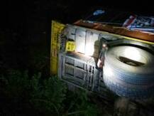 चालकाला झोप लागल्याने ट्रक उलटला, एका वारकऱ्याचा मृत्यू, 48 जखमी