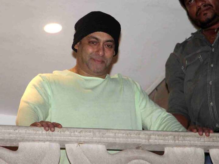 सलमान खानने सी ग्रीन रंगाचं टी-शर्ट घातलं होतं आणि काळी टोपी घालण्यास तो विसरला नाही. 