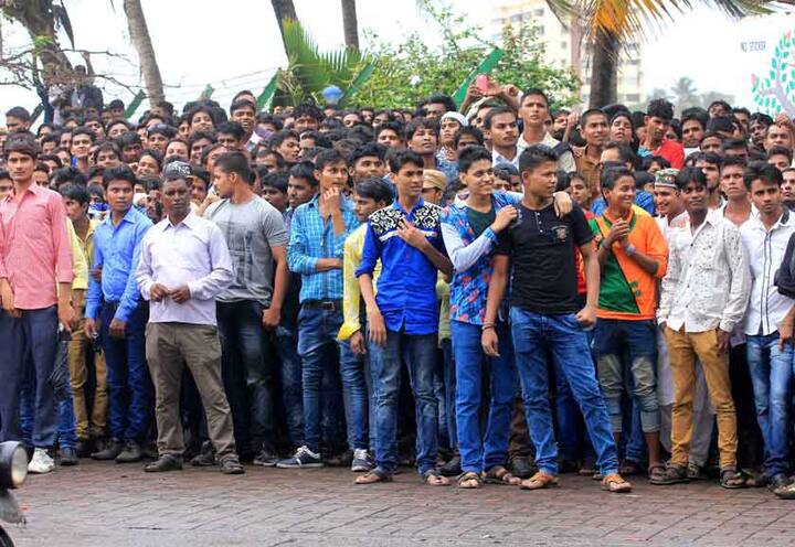 सलमानच्या घराबाहेर चाहत्यांची तुफान गर्दी