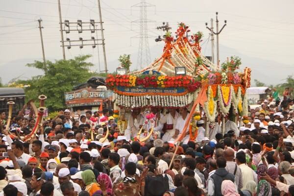 माऊलीची पालखी पंढरीच्या दिशेनं मार्गस्थ (फोटो सौजन्य: ओमकार आपटे / देवव्रत पुरकर / सौरभ मिरजे)