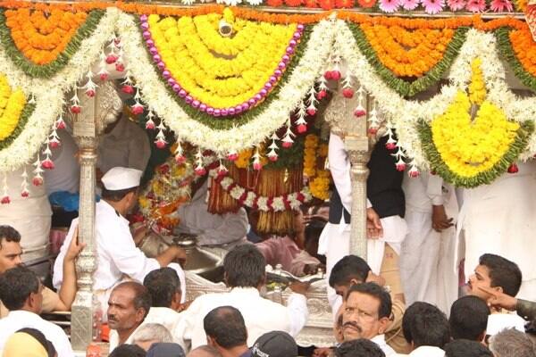 माऊलीची पालखी पंढरीच्या दिशेनं मार्गस्थ (फोटो सौजन्य: ओमकार आपटे / देवव्रत पुरकर / सौरभ मिरजे)