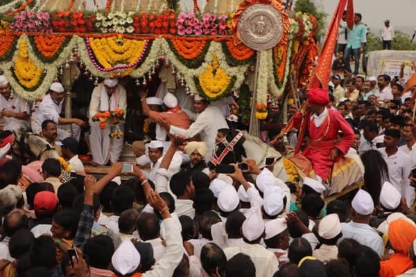 माऊलीची पालखी पंढरीच्या दिशेनं मार्गस्थ (फोटो सौजन्य: ओमकार आपटे / देवव्रत पुरकर / सौरभ मिरजे)