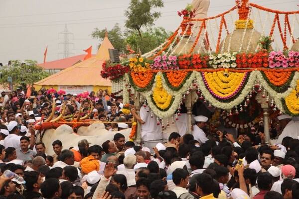 माऊलीची पालखी पंढरीच्या दिशेनं मार्गस्थ (फोटो सौजन्य: ओमकार आपटे / देवव्रत पुरकर / सौरभ मिरजे)