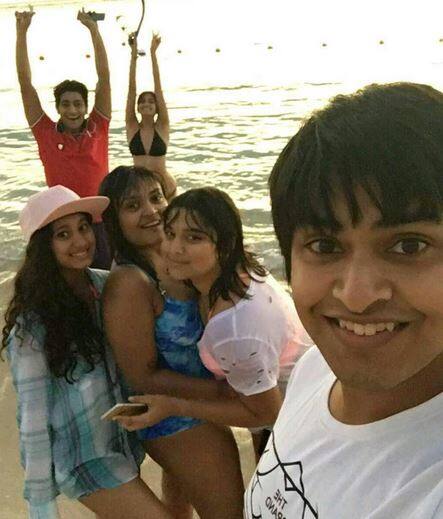 मित्रमैत्रिणींसोबत आकाशचे सेल्फी सध्या आकर्षणाचा विषय ठरत आहेत.