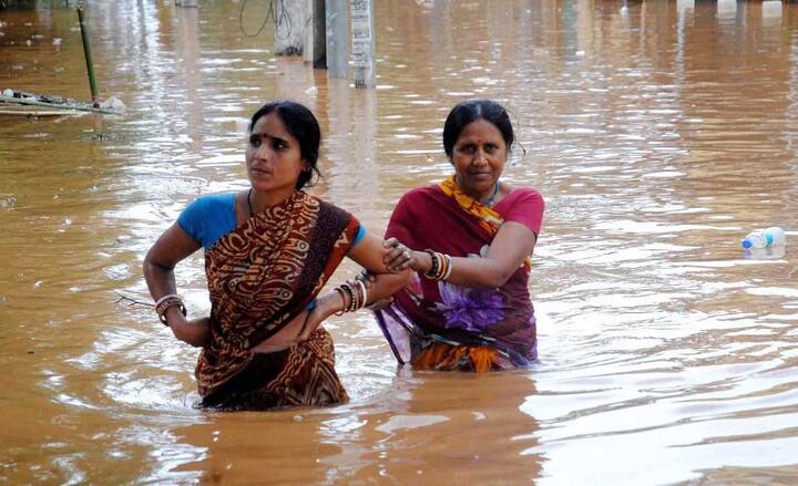 ब्रम्हपुत्र नदीने धोक्याची पातळी ओलांडली आहे, शिवाय अनेक पुल तुटले आहेत. त्यामुळे संपर्क देखील विस्कळीत झाला आहे, असं आसामच्या आपत्ती व्यवस्थापन प्राधिकरणाने सांगितलं आहे.