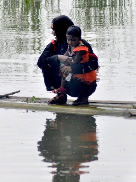 पुराचं पाणी घरांमध्ये घुसल्यामुळे नागरिकांना प्रचंड त्रास सहन करावा लागत आहे. 