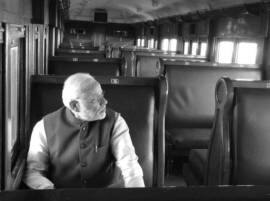 Pm Modi Retraces Mahatma Gandhis Train Journey पंतप्रधान नरेंद्र मोदींचा तेच स्टेशन आणि त्याच ट्रेनमधून प्रवास