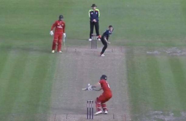 या लक्षाचा पाठलाग करताना लँकशायरच्या जॉस बटलर आणि एलवीरो पीटरसनने फलंदाजी करताना पावरप्लेमध्ये 98 धावा केल्या. या इनिंगमध्ये बटलरने धडाकेबाज फलंदाजी करताना 22 बॉलमध्ये 4 षटकार, 7 चौकारांसह 57 धावा केल्या. तर एलविरो पीटरसनने 20 बॉलमध्ये 34 धावा केल्या.