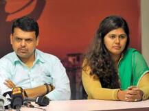 जलसंधारण खातं काढल्यानं पंकजांची ट्विटरवरुन नाराजी, मुख्यमंत्र्यांचा रिप्लाय...