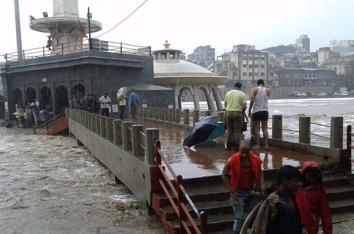 दुतोंड्या मारुतीजवळ पाणी साचल्याने मंदीरही सध्या पाण्यात आहे.
