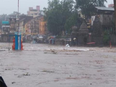 गोदावरीला वर्षातील पहिलाच पूर, मंदीर पाण्याखाली गोदावरीला वर्षातील पहिलाच पूर, मंदीर पाण्याखाली
