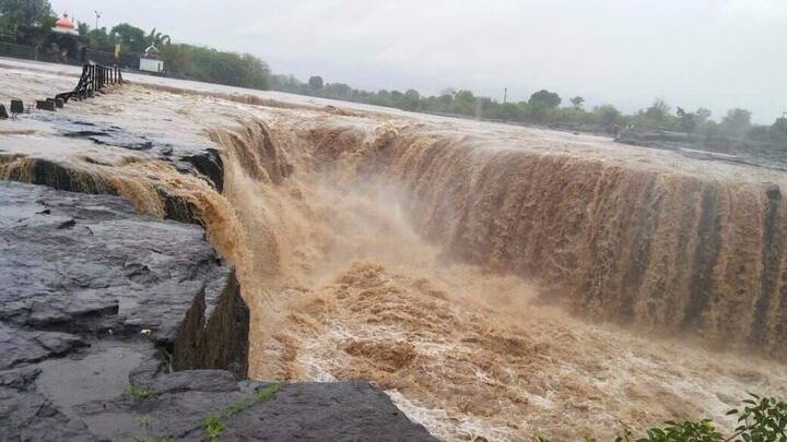 पावसामुळे गोदावरी नदिला या वर्षातील पहिलाच पूर आला आहे.