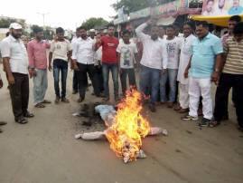 Pankaja Munde Followers Protest Against Cm पंकजा मुंडे समर्थकांकडून मुख्यमंत्र्यांच्या पुतळ्याचं दहन