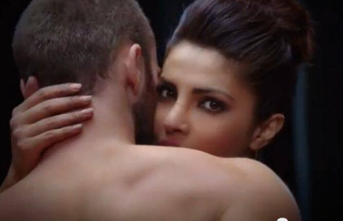 क्वांटिको मालिकेत प्रियंका इंटिमेट सीन देणार असल्याची माहिती आहे.